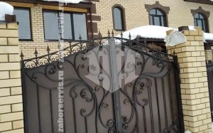 Кованый забор с распашными воротами 40 метров