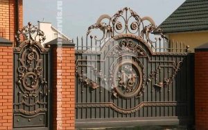 Кованый забор с откатными воротами 60 метров