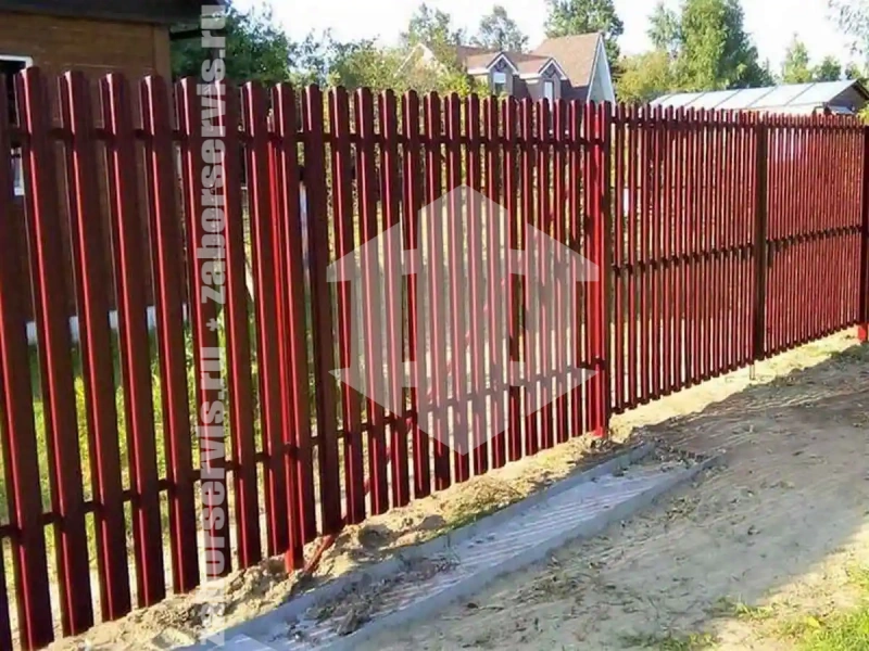 Забор из металлического штакетника красный 43 метра