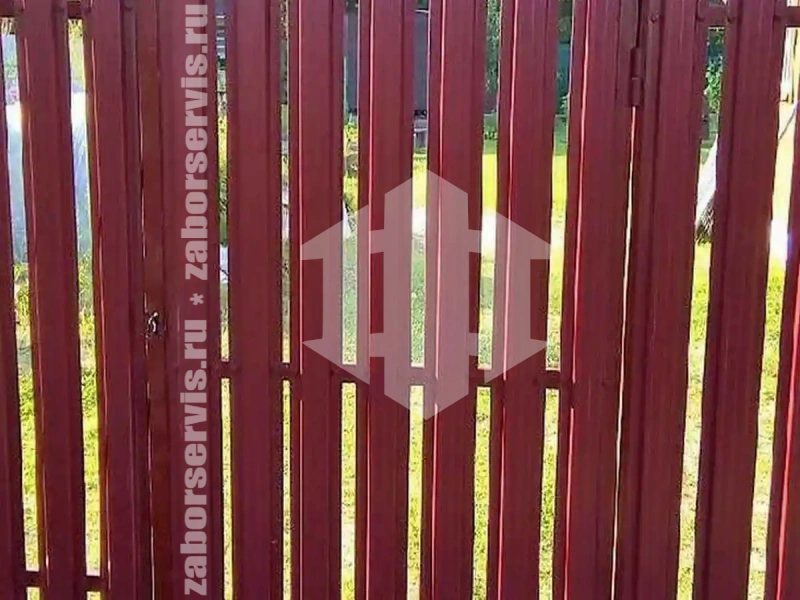 Забор из металлического штакетника красный 43 метра