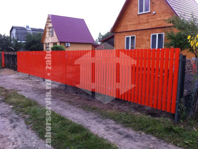 Забор из евроштакетника с бетонированием столбов 14 метров