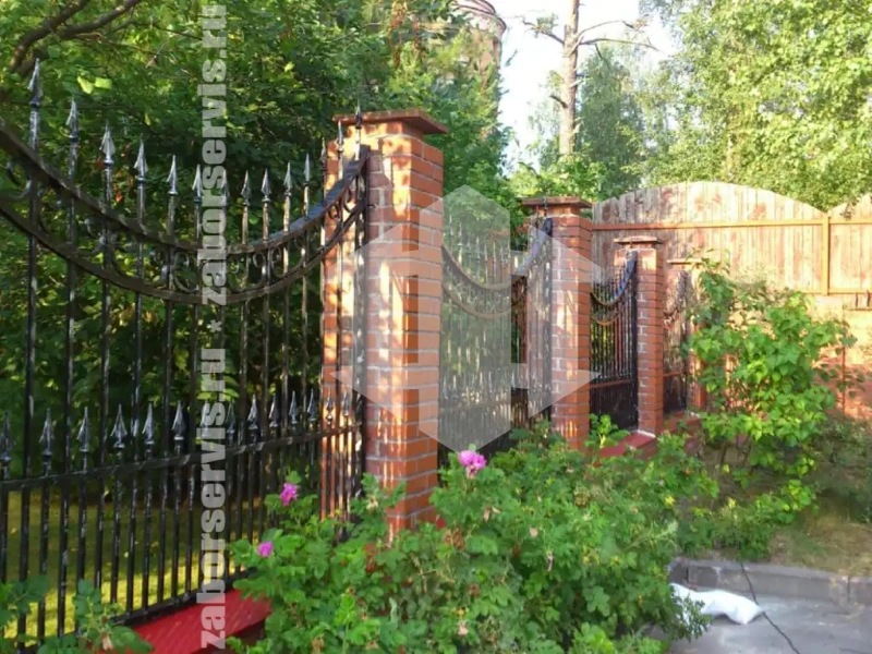 Кованый забор с кирпичными столбами 80 метров